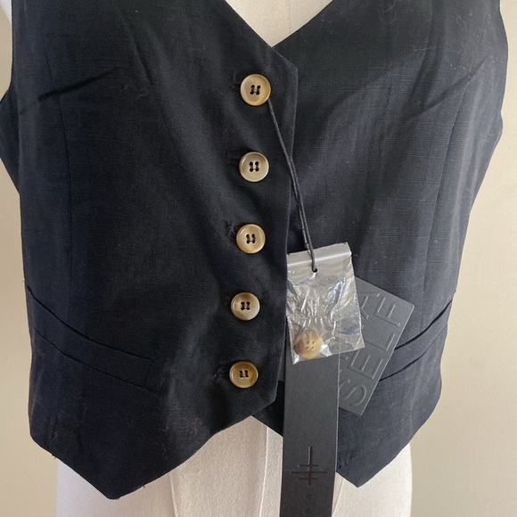 Minaself Cropped Button Vest - Picture 2 of 7